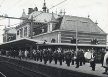 171155 Afbeelding van het muziekkorps van de Delftse Politiemuziekvereniging Excelsior op het perron van het ...